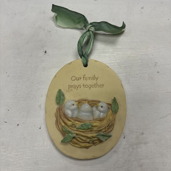 Vintage 2000 Mud Pie Plaque Sign Bird Nest OUR FAMILY PRAYS TOGETHER Religious - Picture 1 of 3
